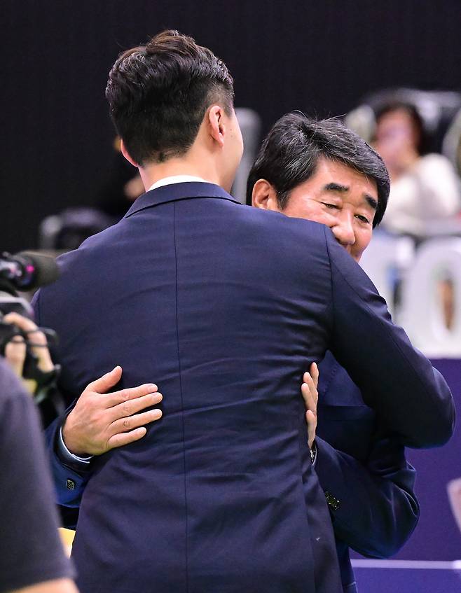 지난해 11월 은퇴식에서 신치용 한국산업개발 대표이사와 포옹하는 박철우. 사진제공=KOVO