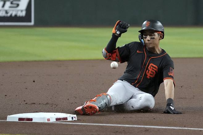 San Francisco Giants' Jung Hoo Lee slides into third base before the ball after hitting an RBI triple against the Arizona Diamondbacks in the first inning during a baseball game, Wednesday, July 2, 2025, in Phoenix. (AP Photo/Rick Scuteri)







<저작권자(c) 연합뉴스, 무단 전재-재배포, AI 학습 및 활용 금지>
