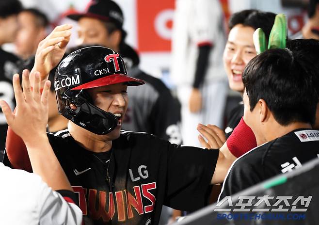 26일 수원KT위즈파크에서 열린 KBO리그 KT 위즈와 LG 트윈스의 경기. 9회초 역전에 성공한 LG 박해민과 천성호가 뜨거운 포옹을 나누고 있다. 수원=박재만 기자 pjm@sportschosun.com/2025.06.26/