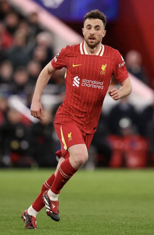 유럽 축구계가 충격과 슬픔에 잠겼다. 도저히 믿기지 않는 비극적인 소식이 전해졌기 때문이다.

포르투갈 대표팀의 핵심멤버이자 잉글랜드 프리미어리그(EPL) 리버풀의 간판 공격수 디오구 조타가 3일(이하 한국시각) 교통사고로 사망했다. 포르투갈 대표팀에서 조타와 함께 뛰었던 크리스티아누 호날두는 '이건 정말 말도 안돼!'라며 큰 슬픔을 드러냈다.

더선 기사캡쳐