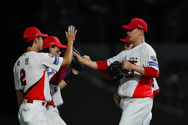 승리 세리머니를 하는 KIA 타이거즈 선수들. 사진제공=KIA 타이거즈