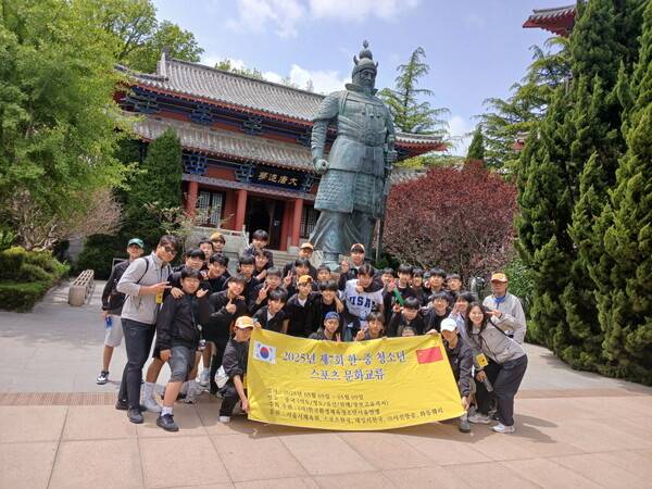 적산법화원 장보고 유적지에서 한국청소년들이 기념촬영을 하고 있다.