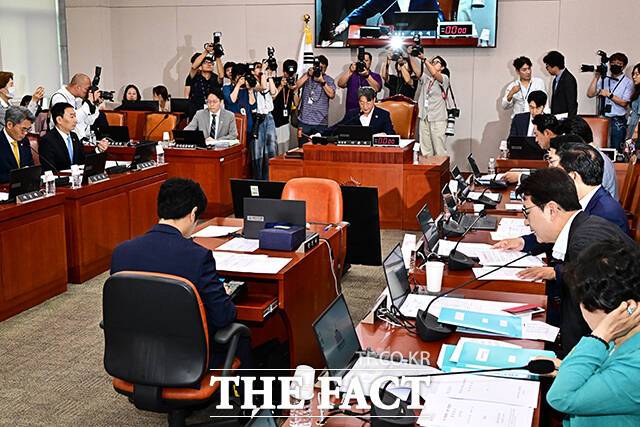 이춘석 법사위원장이 3일 오전 서울 여의도 국회에서 열린 법제사법위원회 전체회의에 참석해 안건을 상정하고 있다. /국회=배정한 기자