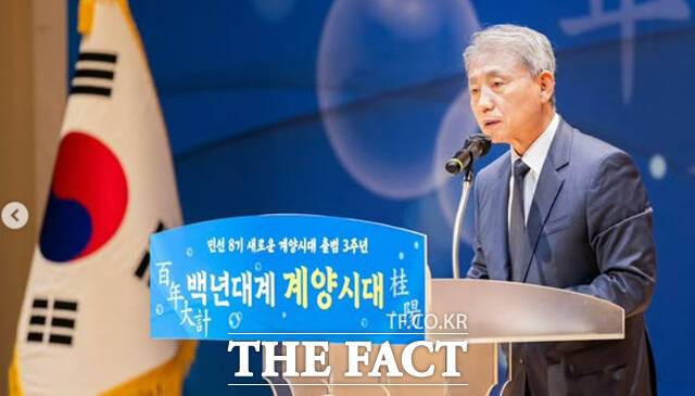 "국민들이 참을 줄도 알아야 된다고 생각한다"는 윤환 인천 계양구청장의 '러브버그' 관련 발언에 시민들이 분노하고 있다. /윤환 SNS