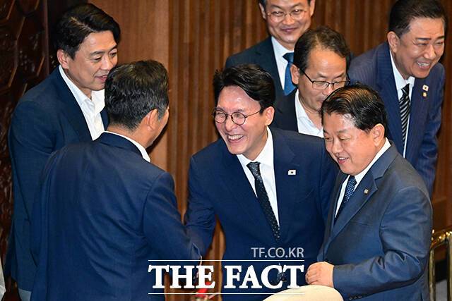 더불어민주당 소속 김민석 국무총리 후보자(가운데)가 자신의 임명동의안이 상정된 본회의에 참석해 정청래 더불어민주당 대표 후보와 악수하고 있다.