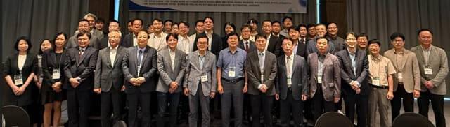 ‘제6회 2025 디지털금융포럼’에 참석한 주요 인사들이 기념촬영을 하고 있다.