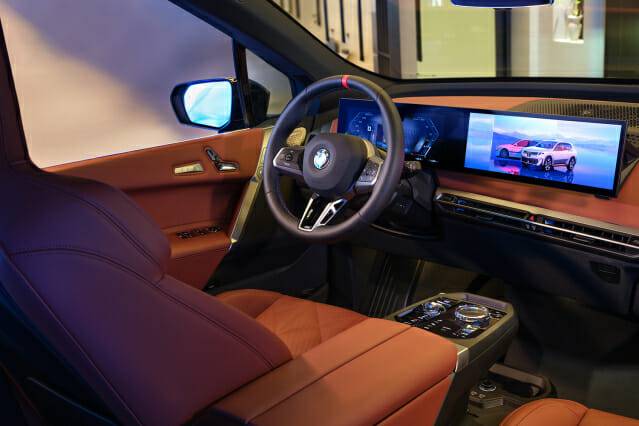 서울 중구 BMW 차징 허브 라운지에 전시된 뉴 iX M70 xDrive