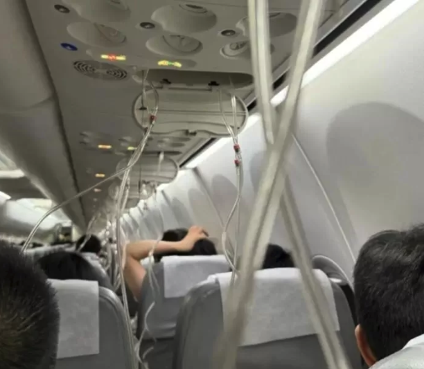 중국 상하이 푸둥 공항에서 일본 도쿄 나리타 공항으로 향하던 일본항공 JL8696편이 급강하한 후 일본 오사카 간사이 공항에 비상 착륙했다. X(엑스)