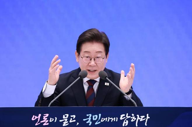 이재명 대통령이 3일 청와대 영빈관에서 열린 '대통령의 30일, 언론이 묻고 국민에게 답하다' 기자회견에서 발언하고 있다.  2025.7.3 연합뉴스