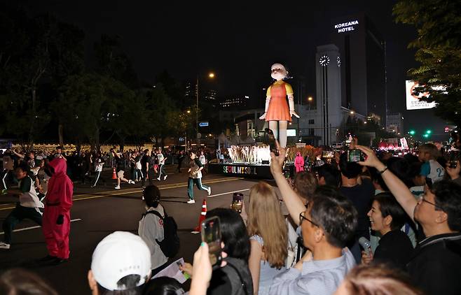 지난 28일 오후 서울 세종대로 일대에서 '오징어 게임 시즌3' 퍼레이드 행사가 진행되고 있는 가운데 외국인 관광객들이 사진과 영상을 찍고 있다. /남강호 기자