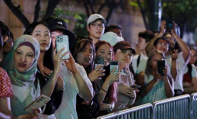 지난 28일 오후 서울 세종대로 일대에서 '오징어 게임 시즌3' 퍼레이드 행사가 진행되고 있는 가운데 외국인 관광객들이 사진과 영상을 찍고 있다. /남강호 기자