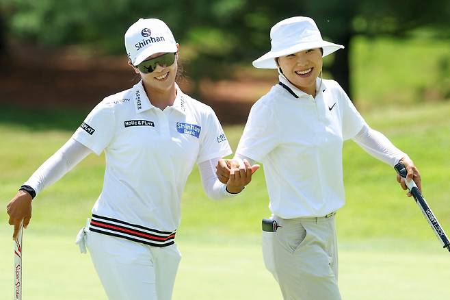 30일 미국 미시간주 미들랜드 컨트리클럽에서 열린 LPGA 투어 다우 챔피언십에서 한조로 플레이해 우승한 이소미(오른쪽)와 임진희. /AFP 연합뉴스