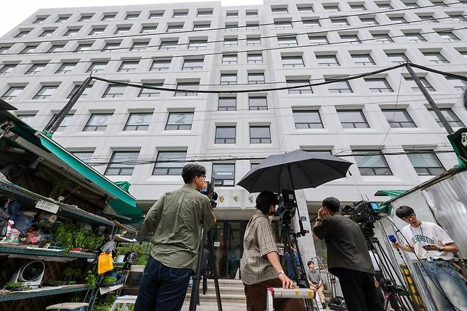 윤석열 전 대통령 배우자 김건희 여사의 각종 의혹을 수사하는 민중기 특별검사팀이 3일 서울 종로구 삼부토건에 대한 압수수색에 돌입한 가운데 취재진이 대기하고 있다. /박성원 기자