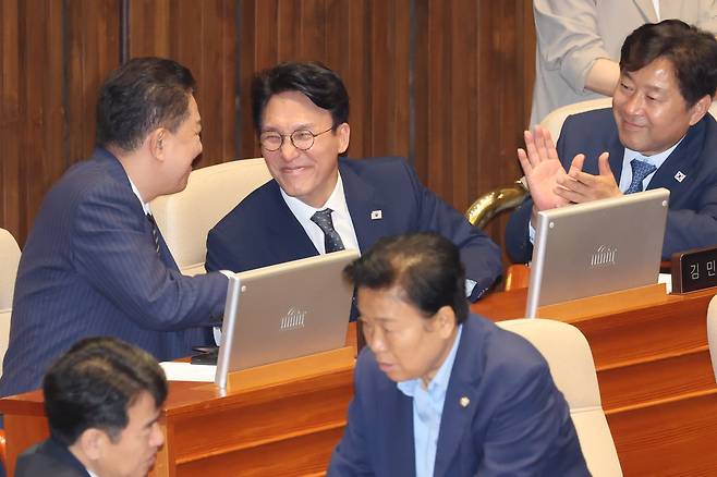 김민석 총리 후보자가 3일 국회 본회의에서 임명동의안 통과 후 더불어민주당 김병기(왼쪽) 당대표 직무대행 겸 원내대표로부터 축하받고 있다. /연합뉴스