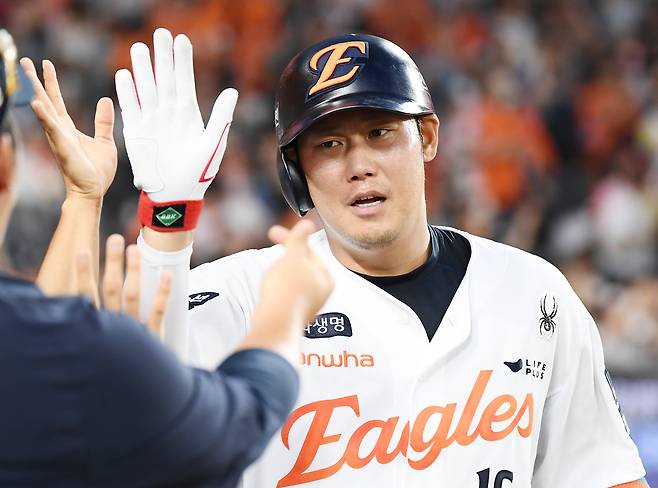 3일 대전 한화생명볼파크에서 열린 NC-한화전. 4회말 무사 하주석이 솔로포를 친 후 환영받고 있다./정재근 스포츠조선 기자