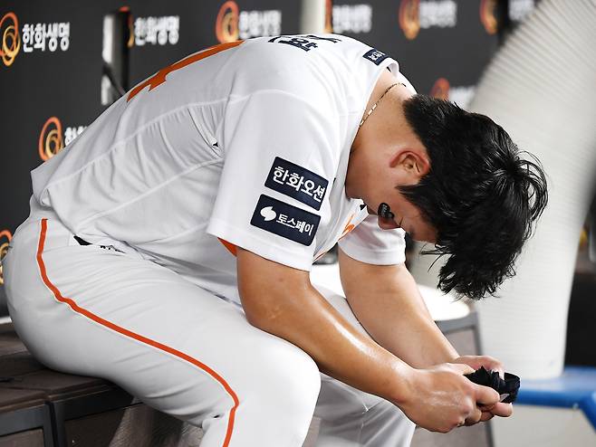 3일 대전 한화생명볼파크에서 열린 NC-한화전. 10회초 등판한 김서현이 4사구 4개로 실점한 후 교체됐다. 더그아웃에서 괴로워하는 김서현의 모습./정재근 스포츠조선 기자