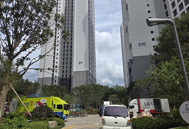 2일 오후 서울 서초구 잠원동 메이플자이에서 입주를 진행 중인 이삿짐 트럭. /방재혁 기자