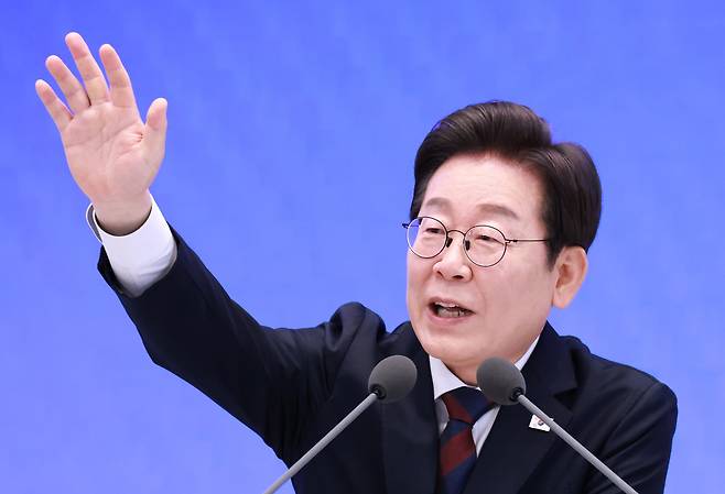 이재명 대통령이 3일 청와대 영빈관에서 열린 '대통령의 30일, 언론이 묻고 국민에게 답하다' 기자회견에서 취재진의 질문을 받고 있다. /연합뉴스