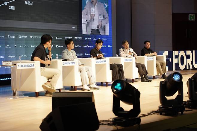 VC 등 전문가들이 ‘C포럼 2025’에서 투자자 전략을 주제로 토론하고 있다. 왼쪽부터 김문규 카이스트 교수, 전화성 씨엔티테크 대표, 노태준 프라이머 액팅파트너, 정진호 더웰스 인베스트먼트 회장, 배상승 뉴패러다임 인베스트먼트 대표. /조선비즈