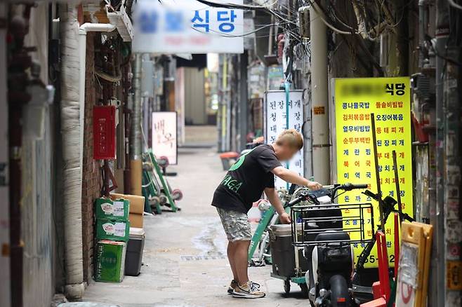서울 중구 명동 거리 내 한 매장에서 자영업자들이 손님맞이 준비를 하고 있다.ⓒ뉴시스