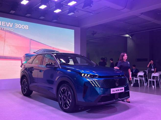 방실 스텔란티스코리아 대표가 3일 '올 뉴 3008 푸조 하이브리드 프리미어' 행사에서 최초 공개된 3세대 3008 모델 앞에서 포즈를 취하고 있다. ⓒ데일리안 편은지 기자