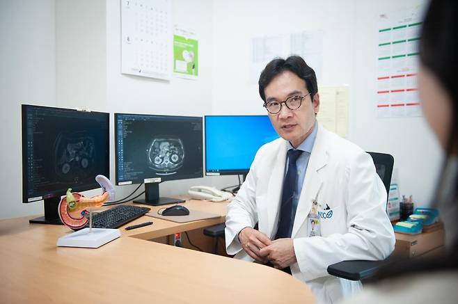 한성식 국립암센터 간담도 췌장암센터 교수가 환자에게 췌장암에 관해 설명하고 있다. 한 교수는 “췌장암은 조기에 발견하는 것이 쉽지 않기 때문에 가족력이 있거나 만성 췌장염을 앓고 있다면 더 조심해야 한다”고 말했다. 국립암센터 제공