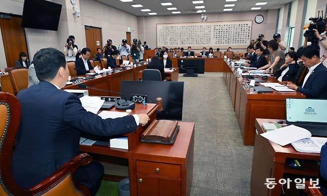 2일 국회 법제사법위원회 법안심사제1소위원회에서 더불어민주당 소속 김용민 소위원장(왼쪽)이 회의를 주재하고 있다. 이날 회의에선 주주 충실 의무 강화 등을 주요 내용으로 하는 상법 개정안 심의가 이뤄졌다. 
이훈구 기자 ufo@donga.com