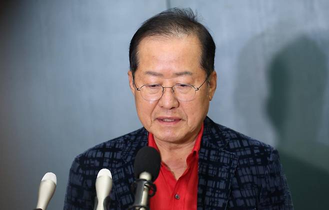 국민의힘 대선 경선에서 탈락한 뒤 정계 은퇴를 선언하고 하와이로 떠났던 홍준표 전 대구시장이 지난달 17일 인천국제공항을 통해 귀국해 인터뷰를 하고 있다. 뉴스1