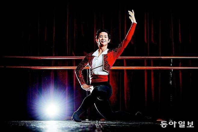 3일 경기 성남아트센터 연습실에서 만난 박윤재 발레리노는 “먼 미래엔 아이들을 가르쳐보고도 싶다”며 “제대로 재능을 펼치지 못하는 원석같은 아이들이 반짝반짝 빛날 수 있도록 돕고 싶기 때문”이라고 미소 지었다. 박형기 기자 oneshot@donga.com