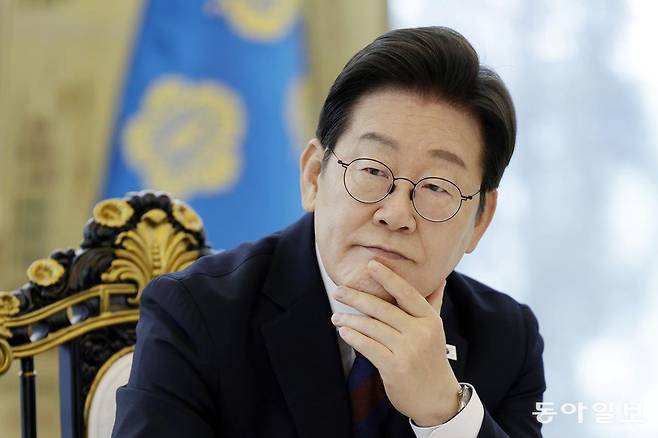 이재명 대통령이 3일 서울 한남동 관저에서 열린 국회 비교섭단체 지도부와 오찬회동에서 참석자들 발언을 듣고 있다. 송은석 기자 silverstone@donga.com