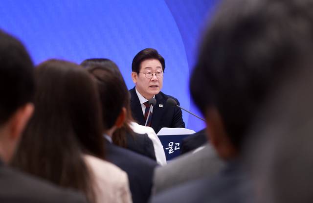 이재명 대통령이 3일 청와대 영빈관에서 ‘대통령의 30일, 언론이 묻고 국민에게 답하다’ 기자회견을 하고 있다. [대통령실통신사진기자단]