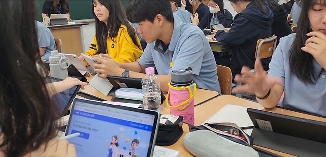 대구시교육청의 '인공지능(AI) 활용 수학점핑학교' 운영-AIDT 활용 수업 장면.