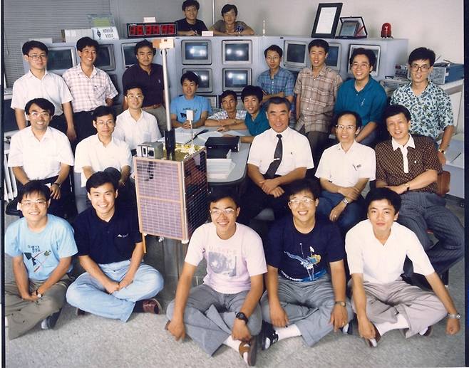 1992년 초여름 우리별1호 개발팀과 최순달 박사(둘째 줄 오른쪽부터 세 번째). 〈KAIST 제공〉