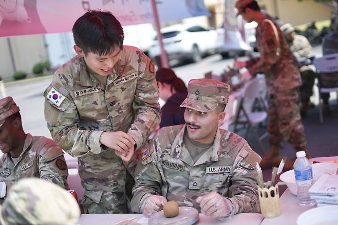 지난해 6월 13일 제19지원사령부는 카투사 장병들과 미군 간 전우애를 향상하고 사기를 진작시키기 위해 추진한 '한미친선주간행사'가 막을 내렸다. 제19지원사령부 제공·뉴시스