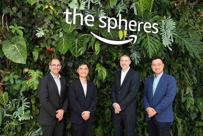 마틴 맬릭 아마존웹서비스(AWS) 부사장(왼쪽부터)과 김승회 현대제철 상무, 케리 퍼슨 AWS 부사장, 김후곤 현대제철 상무가 지난 1일(현지시간) 미국 시애틀 아마존 본사에서 '전략적 프레임워크 협약(SFA)'를 체결한 뒤 기념촬영을 하고 있다. 현대제철 제공