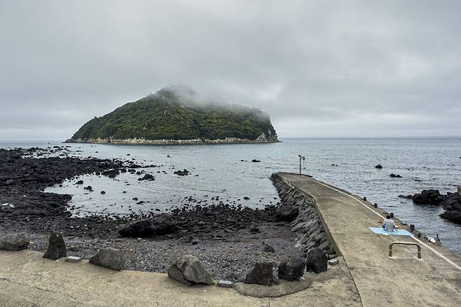 구름이 내려앉은 섬이 보이는 구두미포구. 제주가 아니면 좀처럼 만나기 어려운 풍경이다. 최갑수 제공
