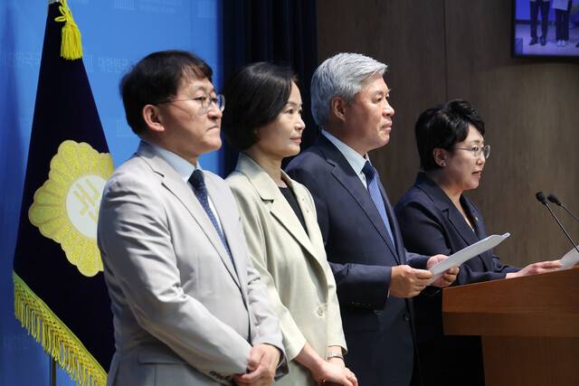 차규근 조국혁신당 의원(맨 왼쪽) 등 혁신당 의원들이 지난달 18일 서울 여의도 국회 소통관에서 ‘검찰 독재 정치 보복 진상 규명과 피해 회복을 위한 특별법 발의\' 기자회견을 하고 있다. 연합뉴스