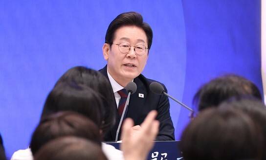 이재명 대통령이 3일 서울 종로구 청와대 영빈관에서 열린 취임 첫 공식 기자회견 ‘대통령의 30일, 언론이 묻고 국민에게 답하다’에 참석해 기자들의 질문을 받고 있다. 대통령실사진기자단