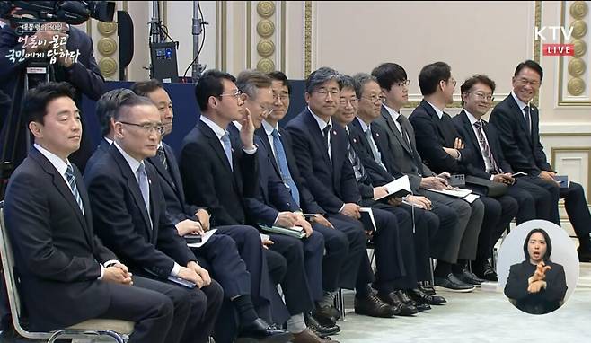 대통령실 참모진이 3일 청와대 영빈관에서 열린 ‘대통령의 30일, 언론이 묻고 국민에게 답하다’ 기자회견에 참석한 모습. 케이티브이(TV) 유튜브 ‘이매진’ 갈무리