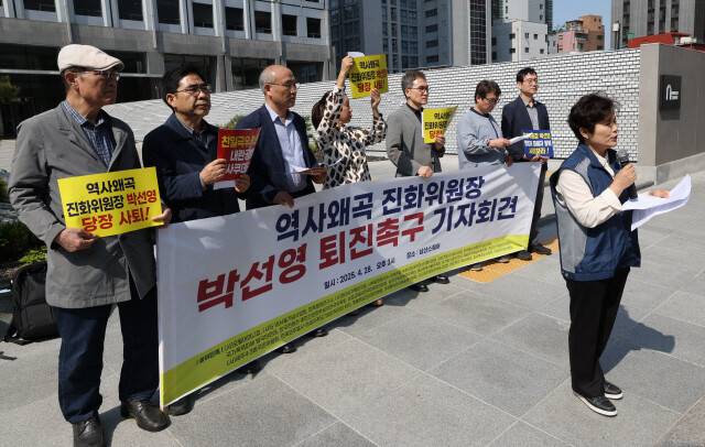 지난 4월28일 서울 중구 진실화해위 앞에서 열린 ‘역사왜곡 진화위원장 박선영 퇴진촉구 기자회견’을 찾은 김애자(오른쪽) 전국공무원노동조합 진실화해위지부 지부장이 노조원들이 5·18단체에 보내는 사과문을 읽고 있다. 백소아 기자 thanks@hani.co.kr