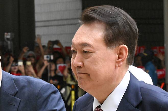 윤석열 전 대통령이 3일 서울 서초구 서울중앙지방법원에서 열린 우두머리 혐의·직권남용 권리행사 방해 혐의 사건 9차 공판에 출석하고 있다. 사진공동취재단