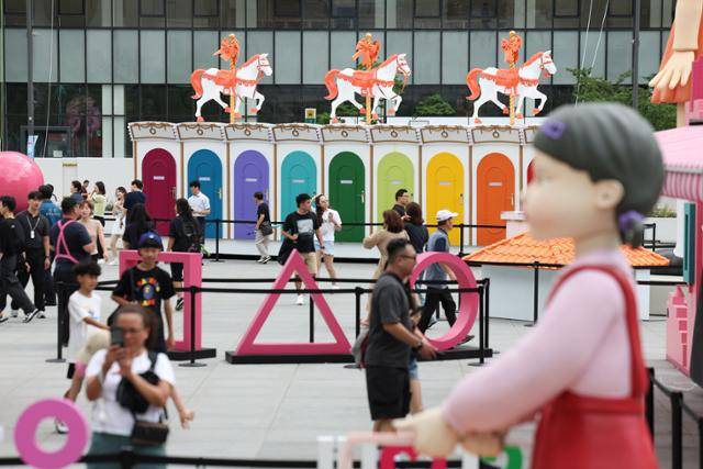 1일 오후 서울 종로구 광화문광장에 마련된 넷플릭스 시리즈 오징어게임 시즌3 팝업을 찾은 시민들이 드라마 조형물을 관람하고 있다. 뉴스1