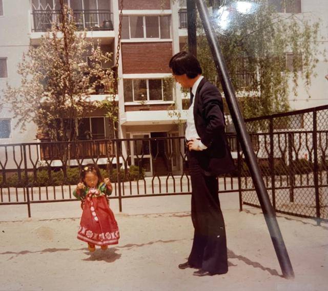 어린 김혜영씨가 그네를 타는 모습을 아빠가 지켜보고 있다. 김씨 제공