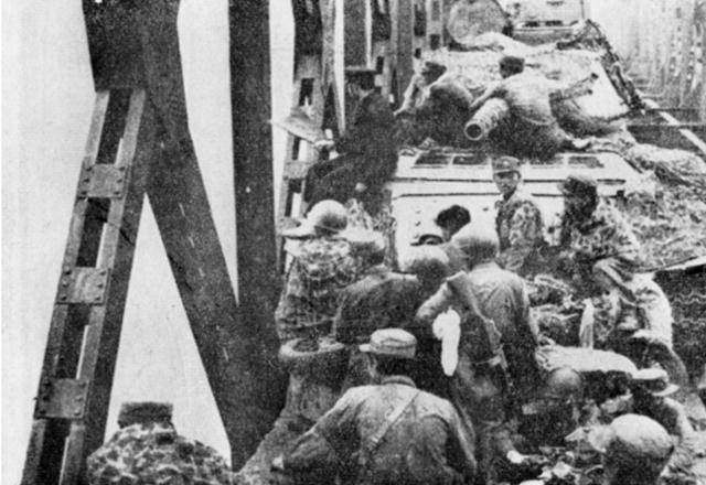 1950년 6월 한강 다리를 건너는 북한군 전차의 모습. 군사편찬연구소 '6.25 전쟁사'