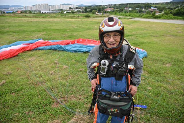 착륙 직후 성씨가 카메라 앞에 섰다. 그의 몸에 착용한 장비 무게를 다 합치면 20kg에 달한다. 보령=정다빈 기자