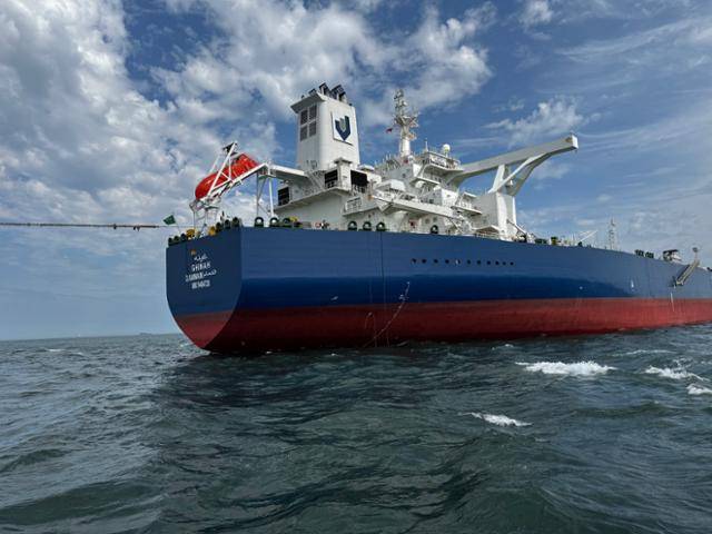 6월 19일 한국석유공사 울산지사 인근의 해역에서 유류비축기지로의 원유 하역 작업이 한창 이뤄지고 있었다. 사진은 하역 작업을 하고 있는 원유선의 모습. 한국석유공사 제공