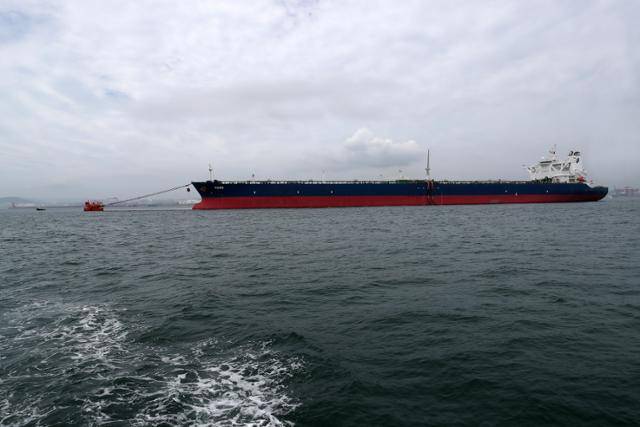 한국석유공사 울산지사 인근의 해역에서 유류비축기지로의 원유 하역 작업이 한창 이뤄지고 있었다. 사진은 하역 작업을 위해 원유선과 부이(Buoy)가 연결된 모습. 부이는 유조선에 있는 원유를 송유관을 통해 육상으로 이송하는 시설이다. 한국석유공사 제공