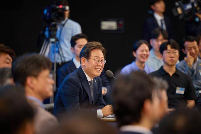 이재명 대통령이 지난달 25일 광주 국립아시아문화전당에서 광주시민·전남도민과 타운홀미팅을 하고 있다. 대통령실 제공