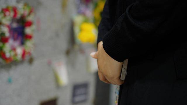 5월 20일 고미애씨가 경기 파주시에 위치한 추모의집에서 아빠의 납골함 앞에서 손을 모으고 있다. 박고은·이수연·박채원 PD