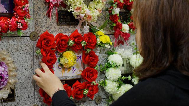5월 20일 고미애씨가 경기 파주시에 위치한 추모의집에서 아빠의 납골함을 매만지고 있다. 박고은·이수연·박채원 PD
